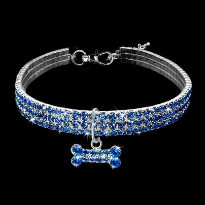 Blaue Hundehalskette mit Strasssteinen und Knochenanhänger, glänzend, luxuriöses Haustierzubehör.