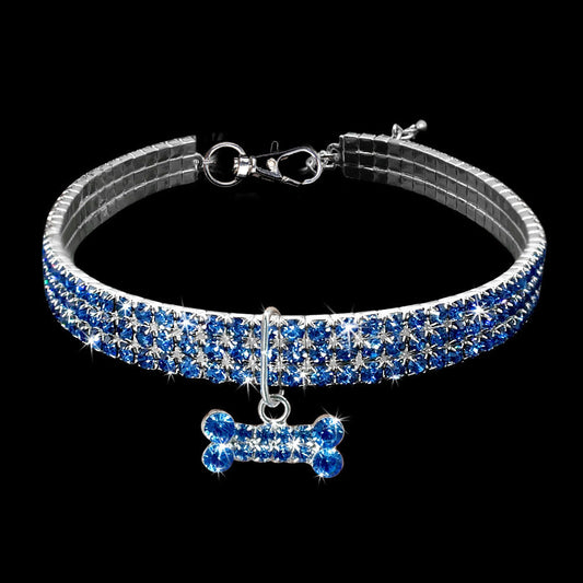 Blaue Hundehalskette mit Strasssteinen und Knochenanhänger, glänzend, luxuriöses Haustierzubehör.