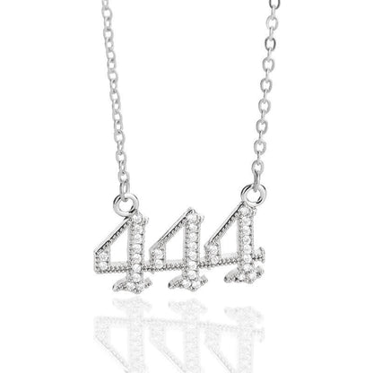 Silberne Halskette mit "444"-Anhänger, Zirkonia-Steine, modisches Schmuckstück, Damenaccessoire.