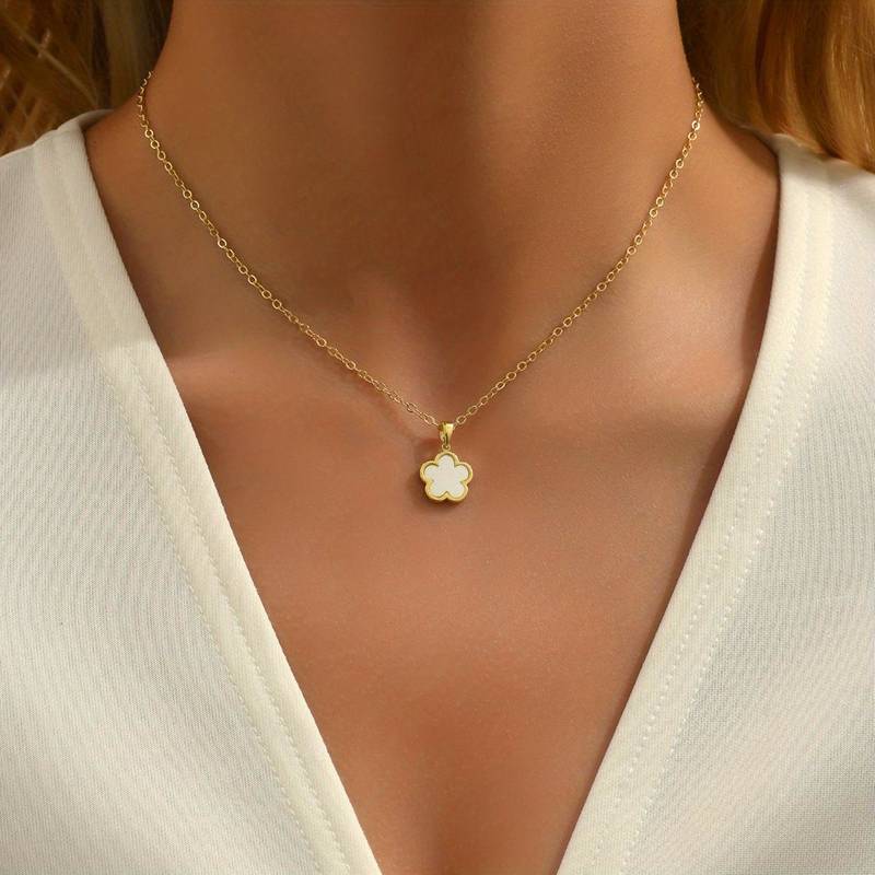 Goldene Halskette mit weißem Blumenanhänger, eleganter Schmuck für Damen.