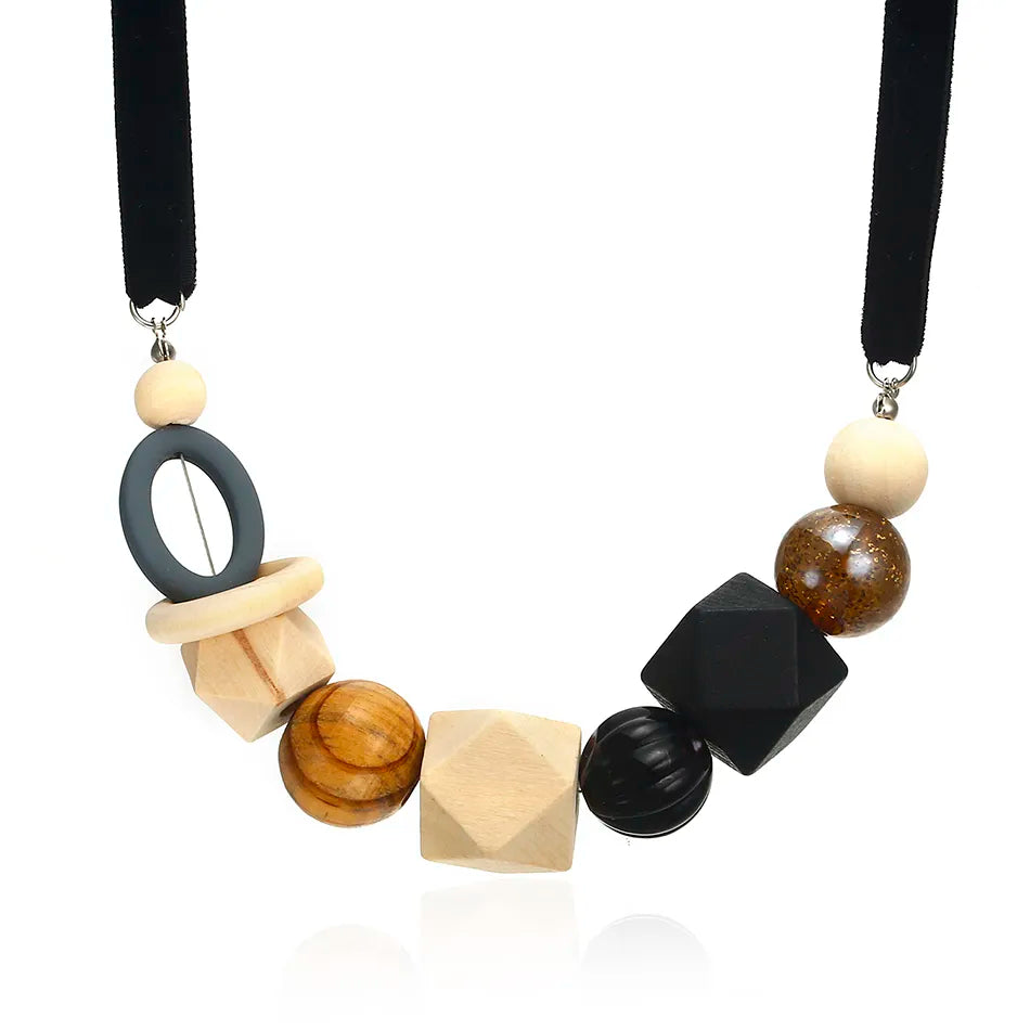 Schwarze Holzperlenkette mit geometrischen Formen, handgefertigt, modisches Accessoire.