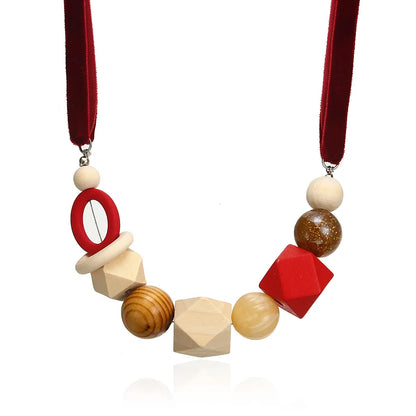 Rote Halskette mit geometrischen Holzperlen, handgefertigt, modisch, einzigartiges Design.