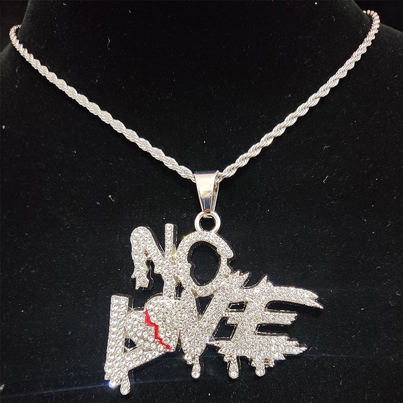 Silberne Halskette mit "No Love"-Anhänger, Strasssteine, modisches Schmuckstück, Damenaccessoire.