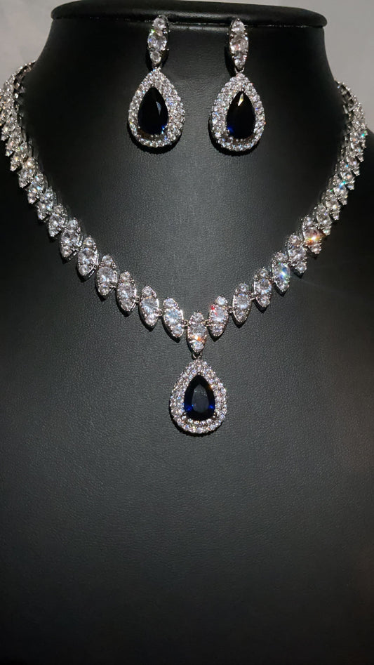 Luxuriöses Schmuckset mit blauen Saphiren und Diamanten, Halskette und Ohrringe.