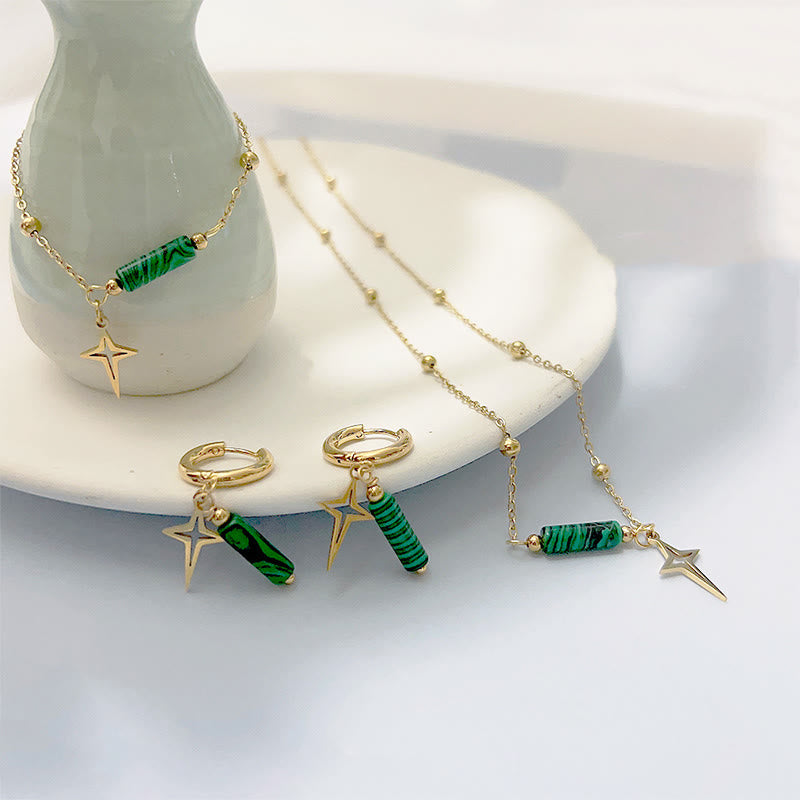 Goldene Schmuckset mit grünen Malachit-Perlen, bestehend aus Halskette, Armband und Ohrringen.