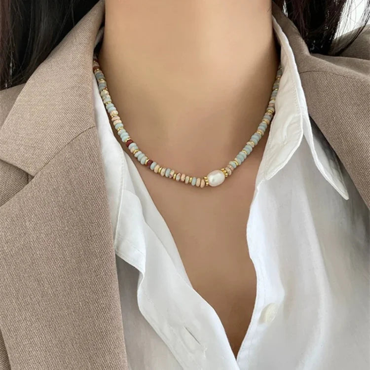 Halskette mit bunten Perlen und weißer Perle, Damenmode, elegantes Accessoire, Schmucktrends.