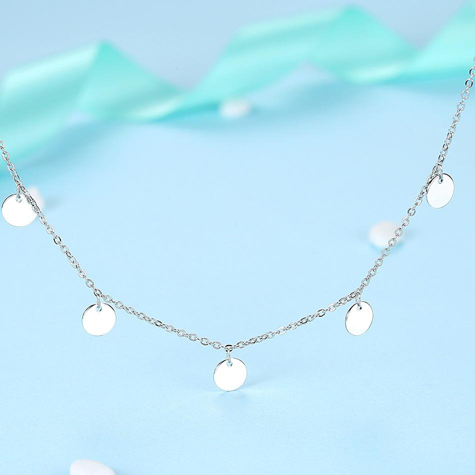 Silberne Halskette mit runden Anhängern, elegantes Schmuckdesign, Damenaccessoire.