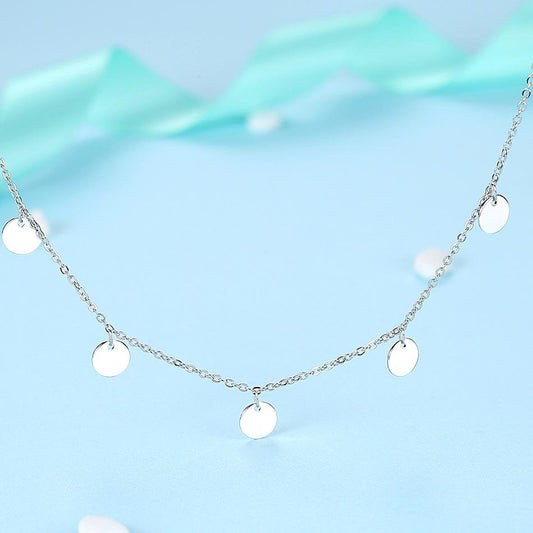 Silberne Halskette mit runden Anhängern, elegantes Schmuckdesign, Damenaccessoire.