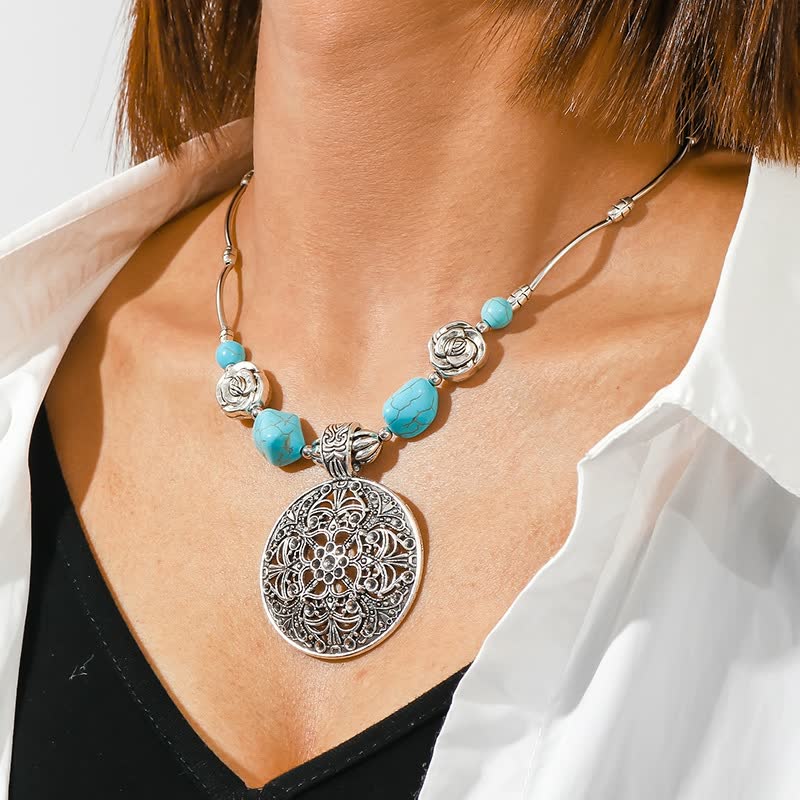 Silberne Halskette mit türkisfarbenen Perlen und filigranem Medaillon, Damenmode, Schmuck.