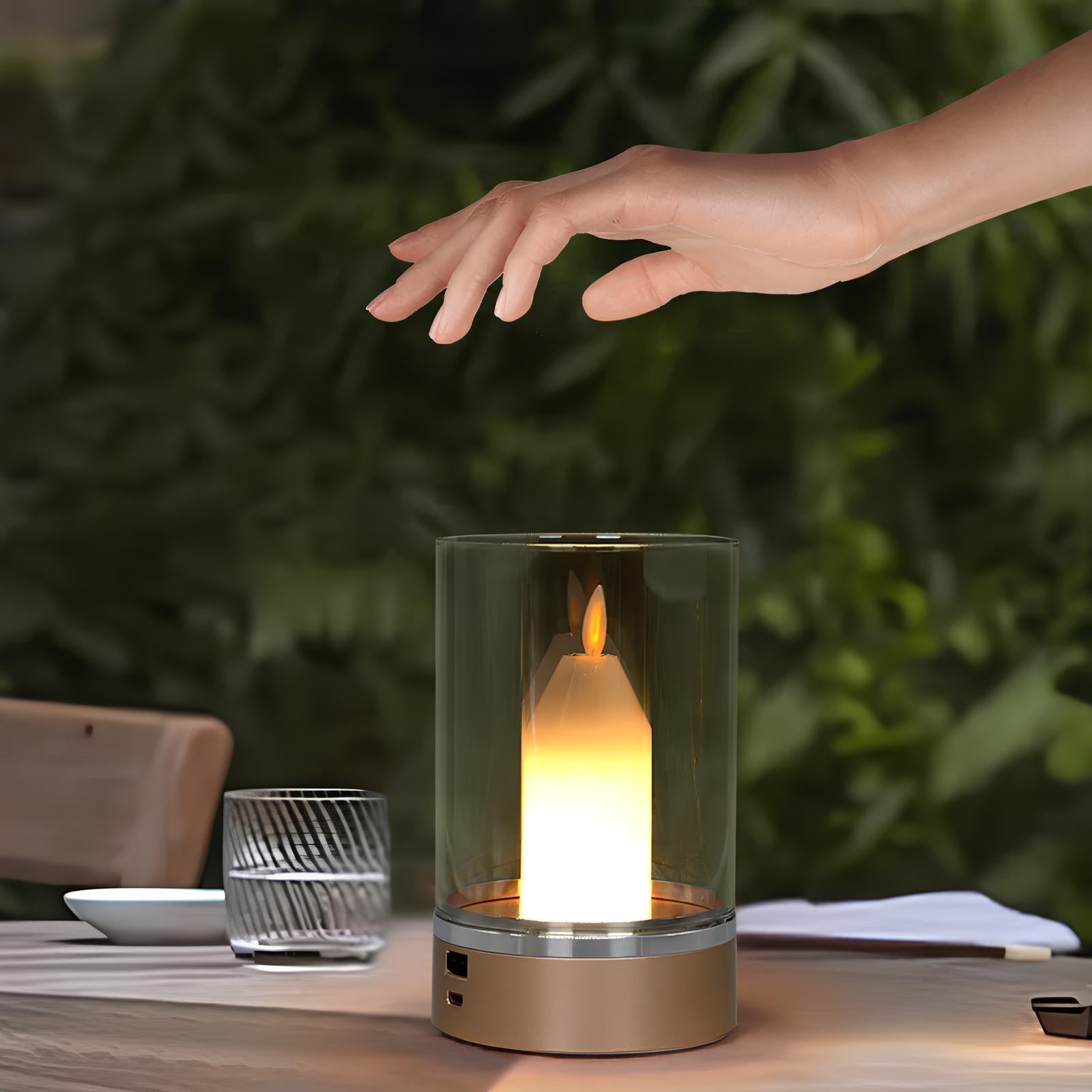 Hand über LED-Kerze in Glaszylinder, Tischdeko, warmweißes Licht, moderne Beleuchtung.