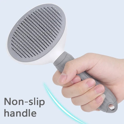 Hand hält graue Haustierbürste mit rutschfestem Griff, ideal für Fellpflege.