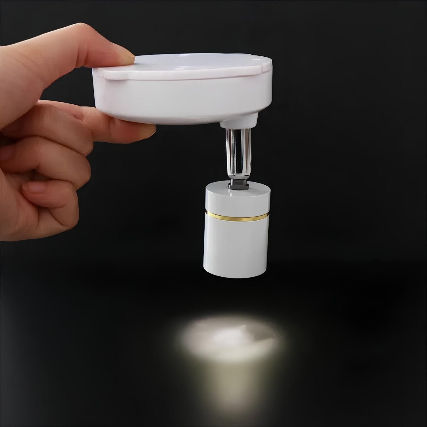 Hand hält weißen LED-Magnetlicht, tragbar, schwarz Hintergrund, energiesparend, modern.