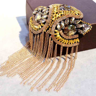 Handgemachte goldene Strass Quasten Brosche, Epaulette Design, modisches Accessoire.