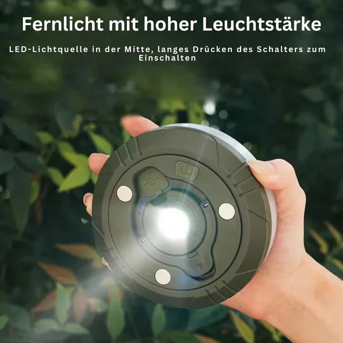Hand hält runde LED-Taschenlampe, schwarz, hohe Leuchtstärke, Outdoor, tragbar.