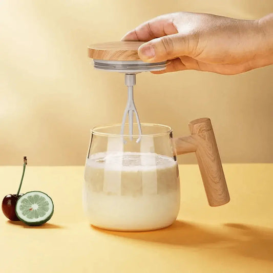 Handmixer mit Holzgriff, Glasbecher, Milchaufschäumer, Küche, modern, beige Hintergrund