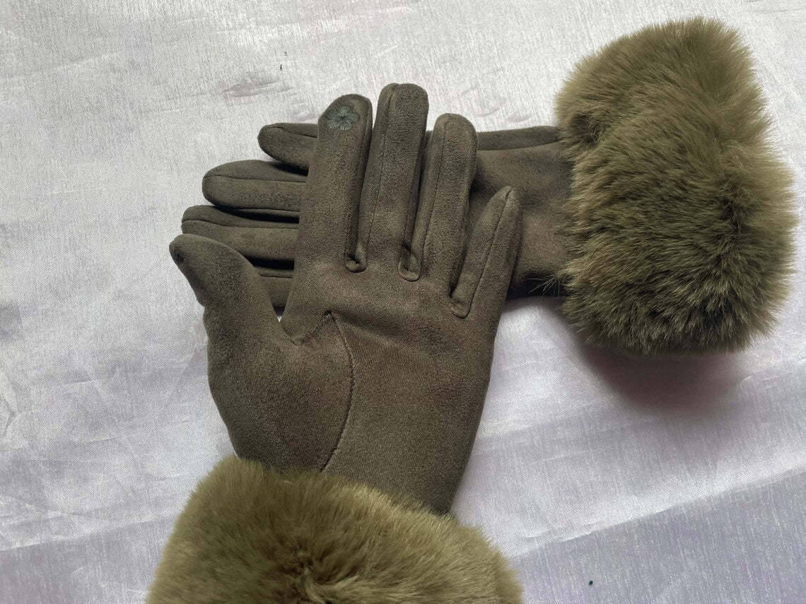 Damenhandschuhe aus Wildleder mit Kunstfellbesatz, olivgrün, elegant, warm, Winteraccessoire.