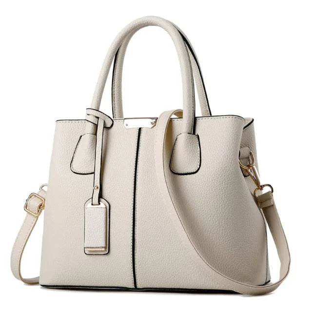 Weiße Lederhandtasche mit Schulterriemen, elegantes Design, Damenmode Accessoire.