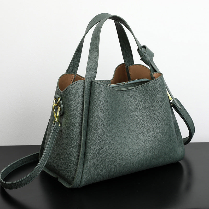 Grüne Lederhandtasche mit Schulterriemen, elegantes Design, Damenmode Accessoire.