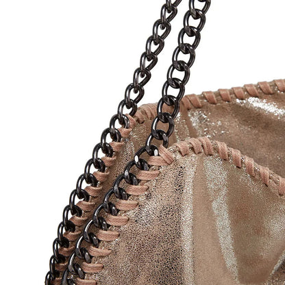 Beige Glitzertasche mit schwarzem Kettenriemen, modisches Accessoire, Damenhandtasche.