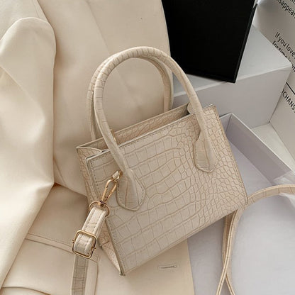 Beige Damenhandtasche aus Krokodillederimitat, elegant, modisch, mit Trageriemen.