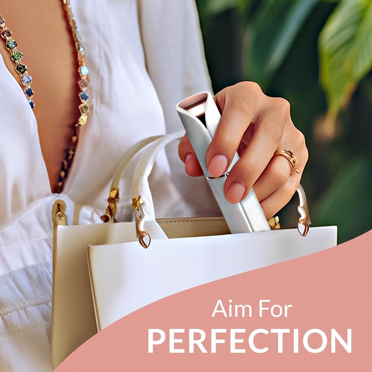 Frau mit weißer Handtasche und silbernem Lippenstift, elegantes Accessoire, Mode-Statement.