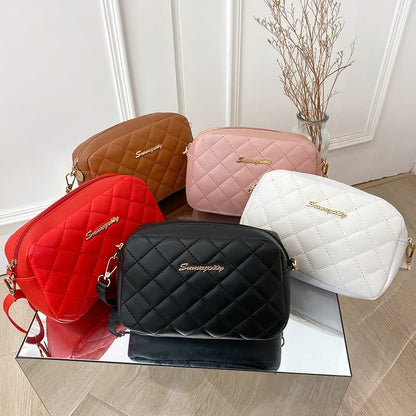 Fünf gesteppte Umhängetaschen in Rot, Schwarz, Weiß, Rosa und Braun auf Spiegel, Damenmode.