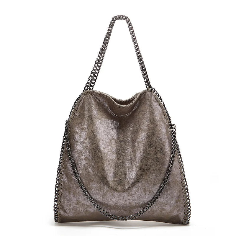Graue Damenhandtasche aus Leder mit Kettenriemen, modisch und elegant.