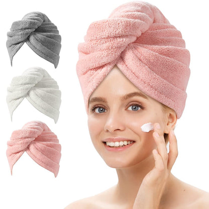 Frau mit rosa Mikrofaser-Haarturban, drei Farben, schnelltrocknend, Haarpflege, Handtuch.