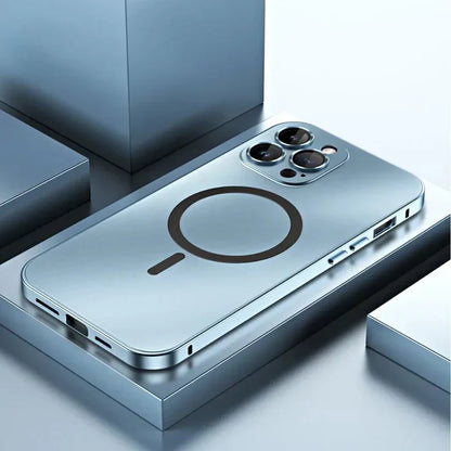 Silbernes Smartphone mit MagSafe-Hülle, modernes Design, auf metallischer Oberfläche.