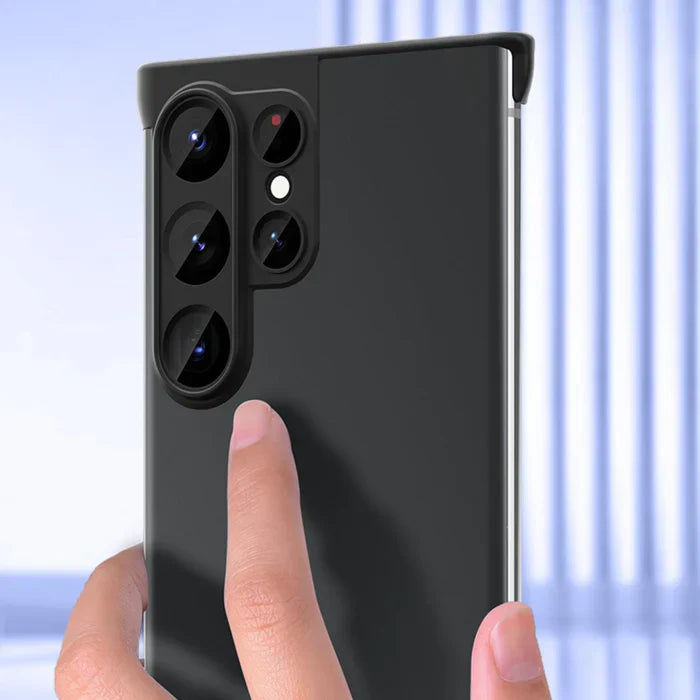 Schwarzes Smartphone mit Dreifachkamera, Finger zeigt darauf, modernes Design, vertikales Format.