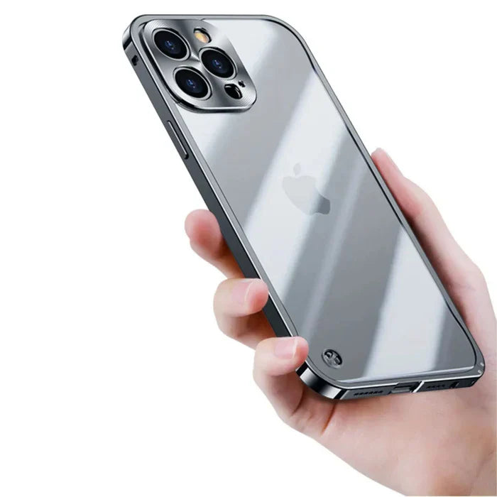 Silbernes iPhone in Hand, Rückseite mit Apple-Logo, modernes Smartphone, glänzendes Design.