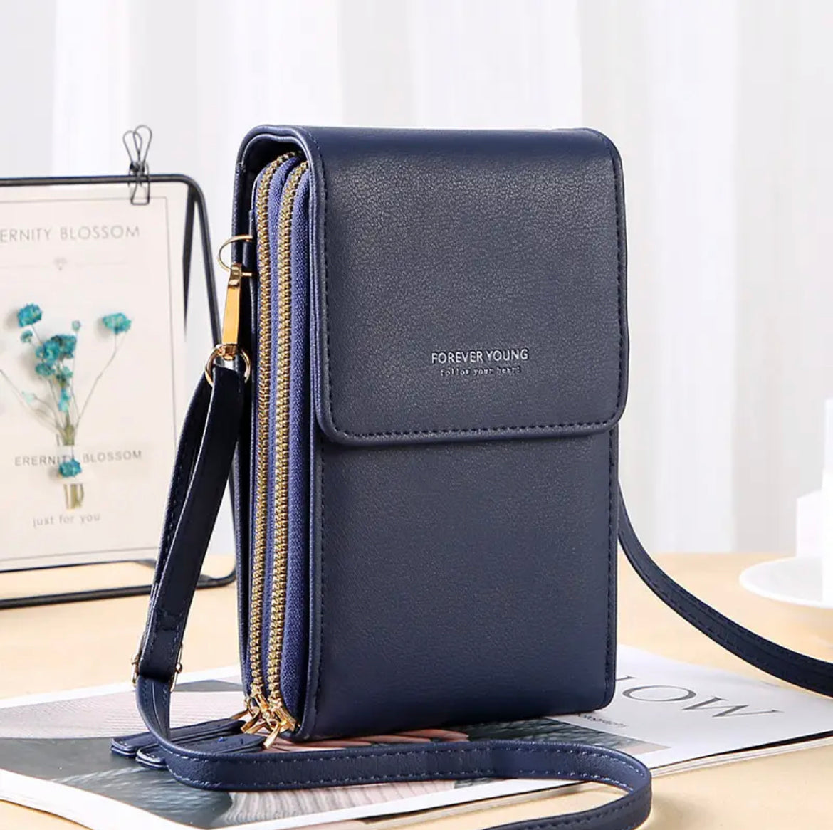Dunkelblaue Lederhandtasche mit Reißverschluss, Umhängegurt, elegant, modisch, Damenaccessoire.