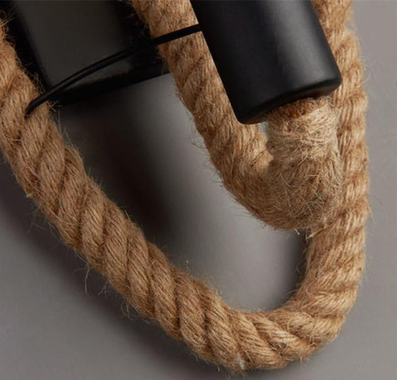Naturseil mit schwarzem Griff, robustes Hanfmaterial, ideal für Fitness und Krafttraining.