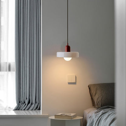 Moderne Hängelampe im Schlafzimmer, roter Schirm, weiße Glühbirne, graue Vorhänge, minimalistisches Design.
