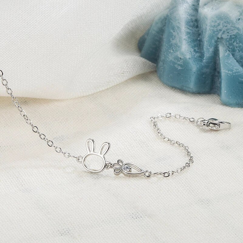Silberarmband mit Hasenanhänger, zierlich, Damen-Schmuck, Geschenkidee, modisch.