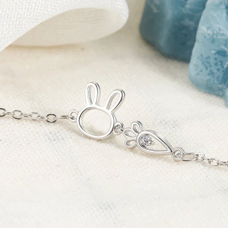 Silberarmband mit Hasen- und Karottenanhänger, zierlich, Damen, Schmuck, Geschenkidee.