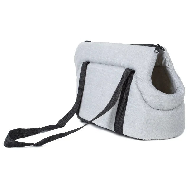 Graue Hundetragetasche mit schwarzen Trägern, ideal für kleine Hunde, aus robustem Material.