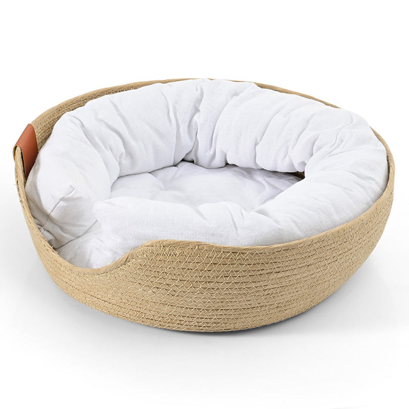 Handgewebtes Bambus-Haustierbett, rund, beige, mit weißem Kissen, gemütlich und stilvoll.