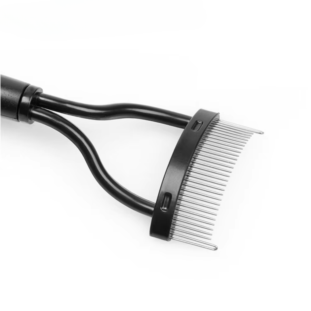 Schwarzer Haustierkamm mit Metallzinken, ergonomischer Griff, ideal für Fellpflege.