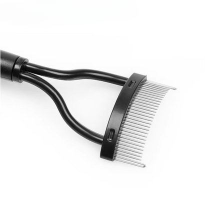 Schwarzer Haustierkamm mit Metallzinken, ergonomischer Griff, ideal für Fellpflege.
