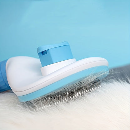 Blaue Haustierbürste mit Metallborsten auf weißem Fell, ideal für Fellpflege.