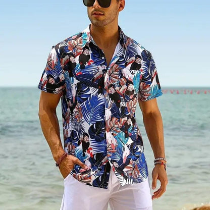 Mann in bunter Hawaiihemd am Strand, Sommermode, Freizeitkleidung, tropisches Design.