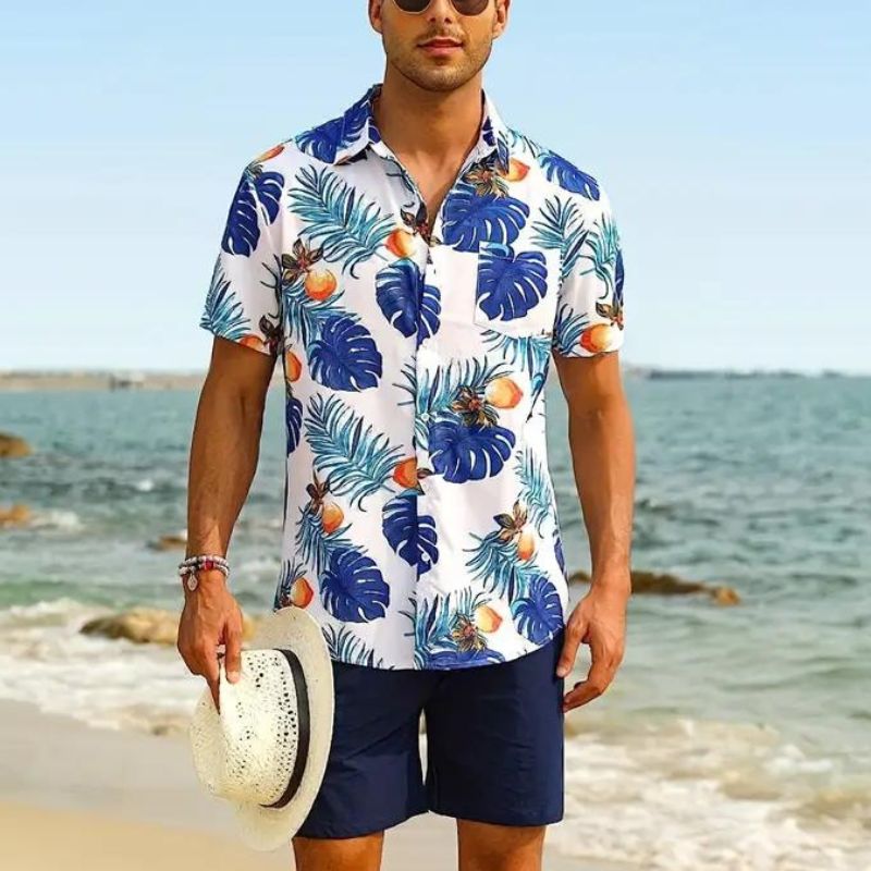 Mann im weißen Hawaiihemd mit tropischem Muster am Strand, Sommermode, Freizeitkleidung.