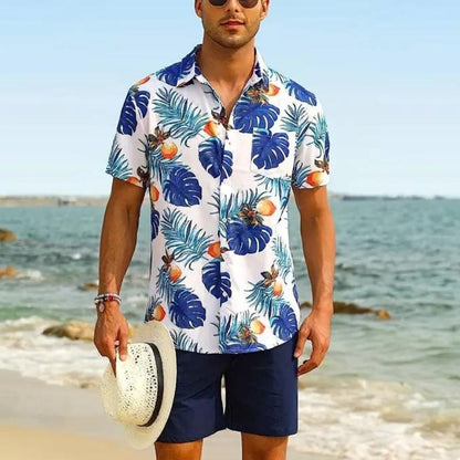 Mann im weißen Hawaiihemd mit tropischem Muster am Strand, Sommermode, Freizeitkleidung.