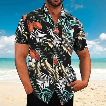 Mann im tropischen Kurzarmhemd am Strand, schwarz mit buntem Blattmuster, Sommermode.