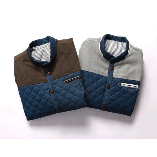 Zwei gesteppte Herrenjacken, blau-grau und blau-braun, mit Knopfleiste und Brusttasche.