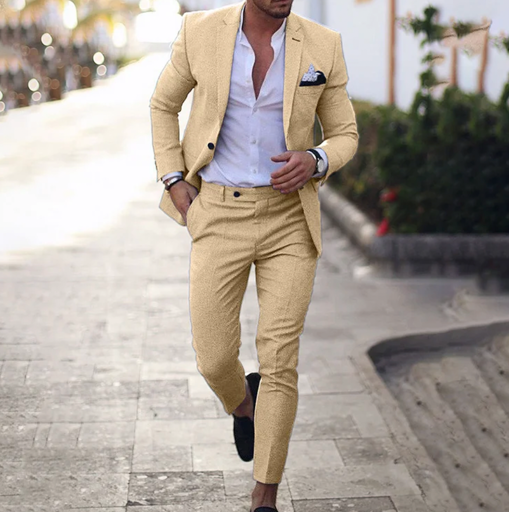 Herrenanzug beige, Blazer und Hose, eleganter Stil, Freizeitmode, Herrenbekleidung.
