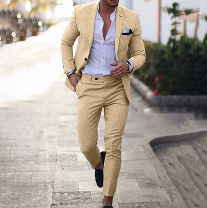 Herrenanzug beige, Blazer und Hose, eleganter Stil, Freizeitmode, Herrenbekleidung.