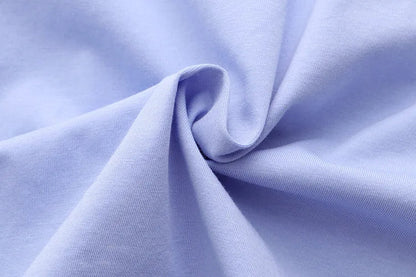Hellblauer Baumwollstoff, weiche Textur, ideal für Bekleidung und Heimtextilien.