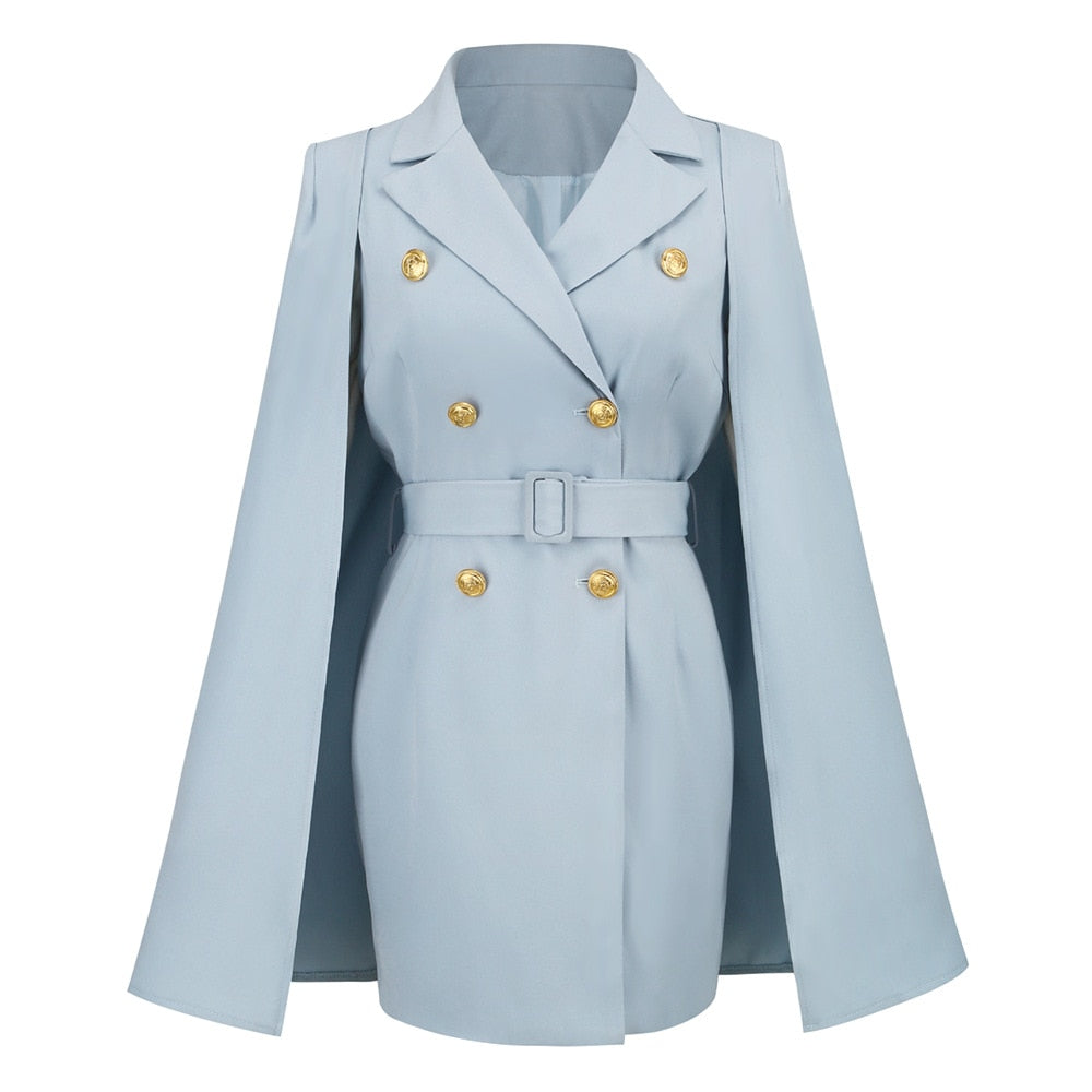 Hellblauer Damen-Cape-Blazer mit goldenen Knöpfen und Gürtel, elegantes Design.